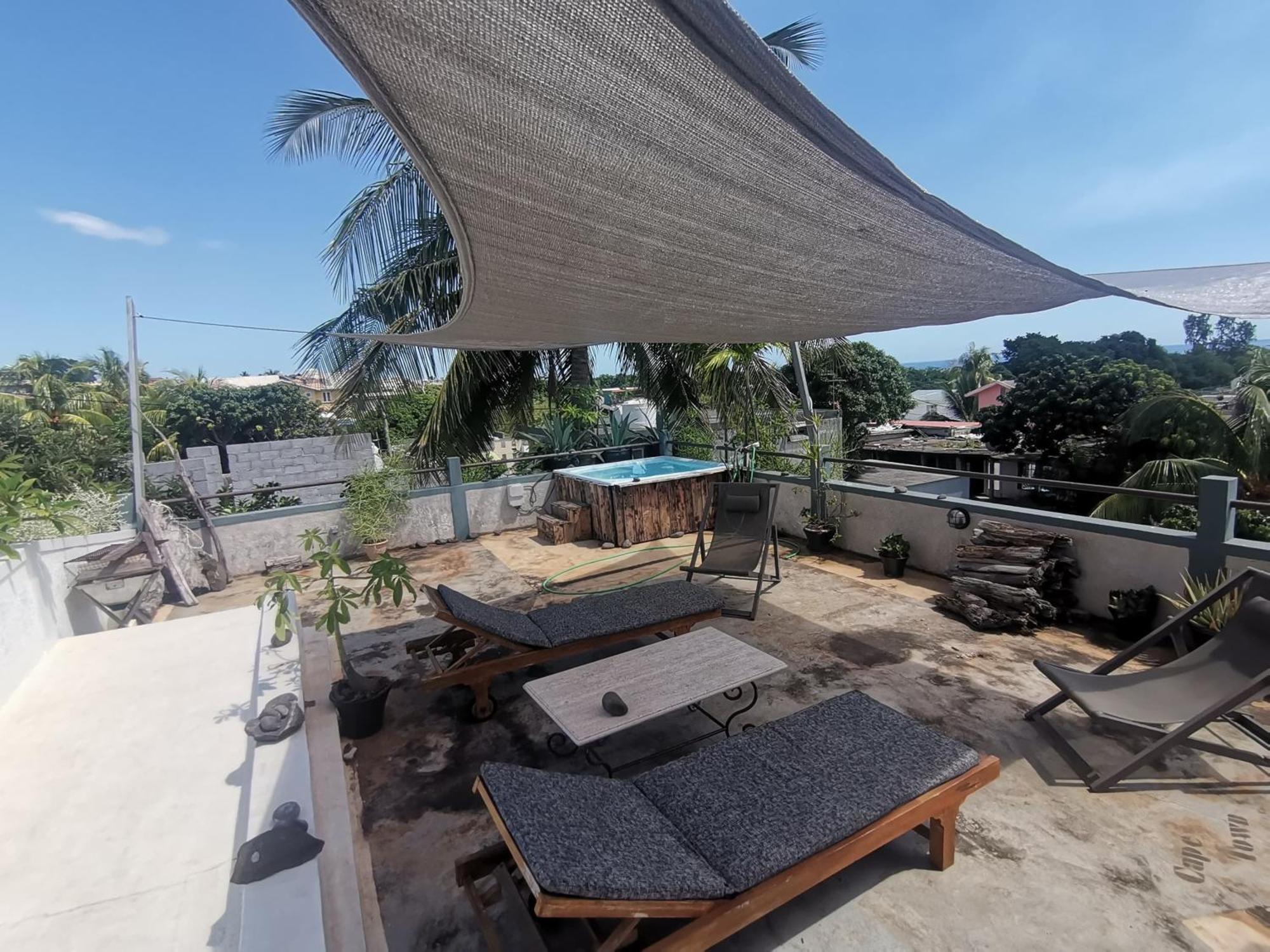 Modern Apartment/3Bedrooms/2Bathrooms/Rooftop/Jacuzzi Pointe aux Sable Bagian luar foto